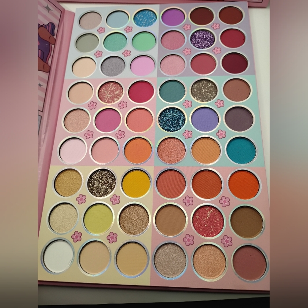 🆕 1 Labubu Beautiful 54 Color Eyeshadow Palette & 8 Labubu Lip Glosses - Picture 2 of 11